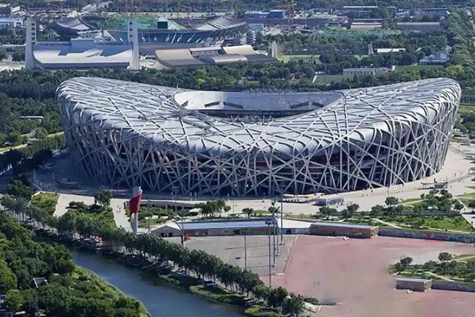 鸟巢要拆？北京中轴线上，一座用4万多吨钢材织成的巨型“鸟巢”，每年光“养”着就要