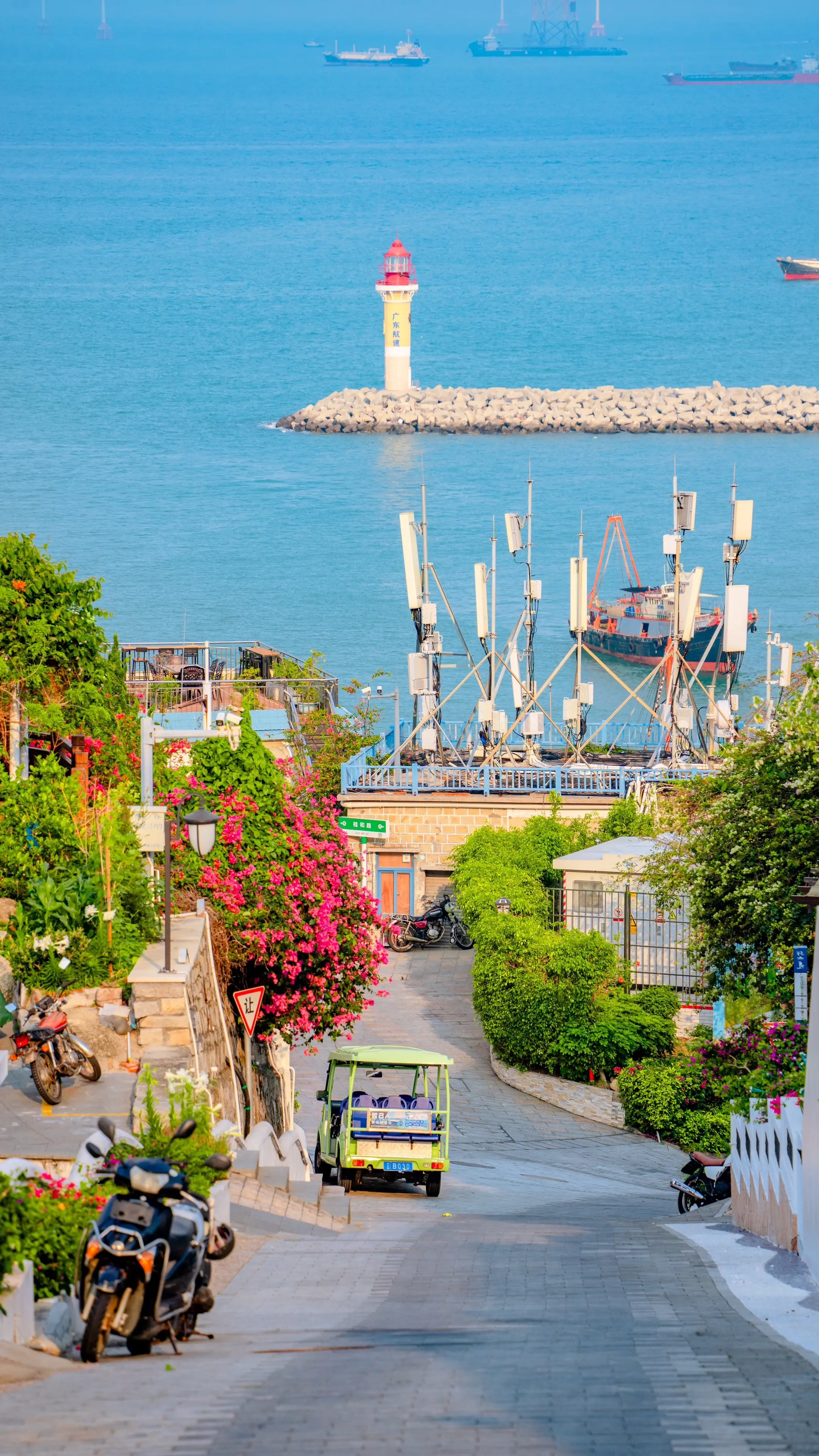 来桂山岛，奔赴一场小众海边秘境。出片机位推荐 1. 爱民路 日系海边弯...