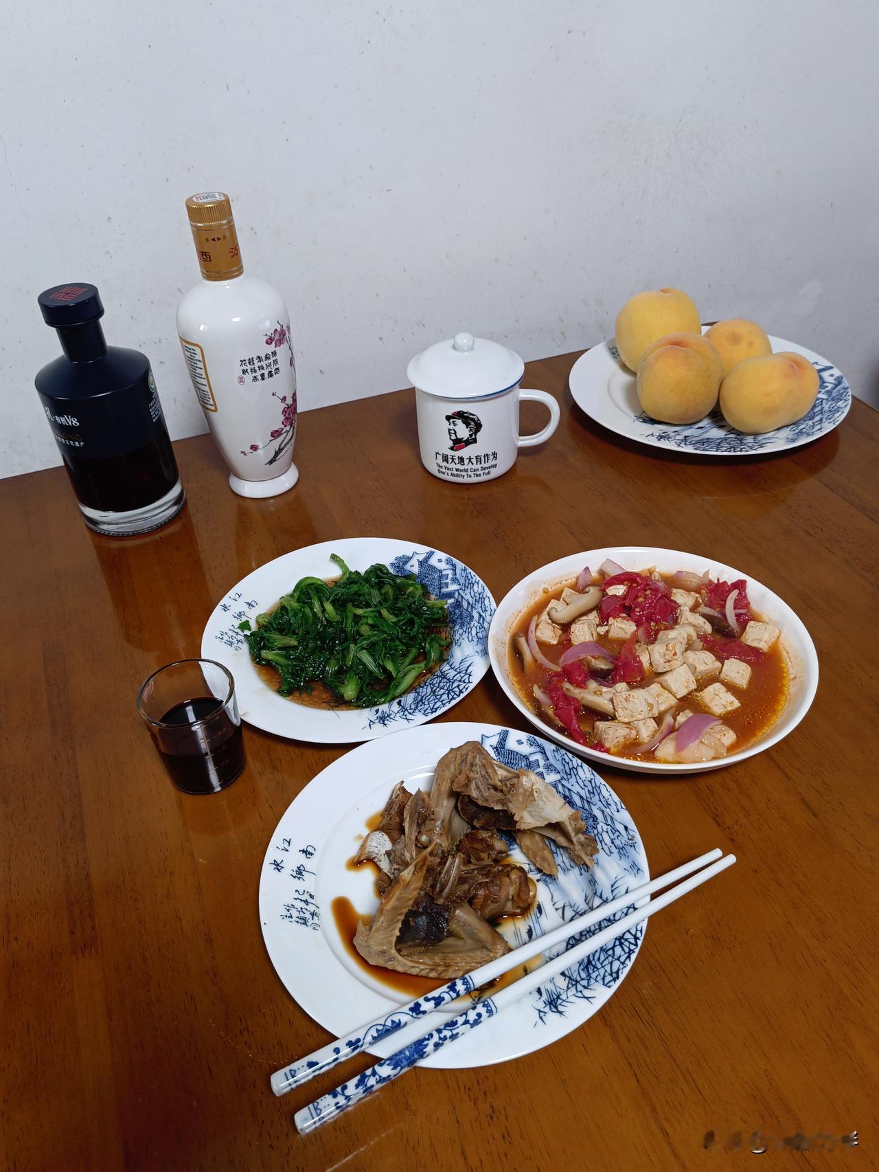 73岁单身老男人今天喝桑葚酒，泡了一个多月了，今天喝了一两，乌黑的桑葚酒味道浓郁