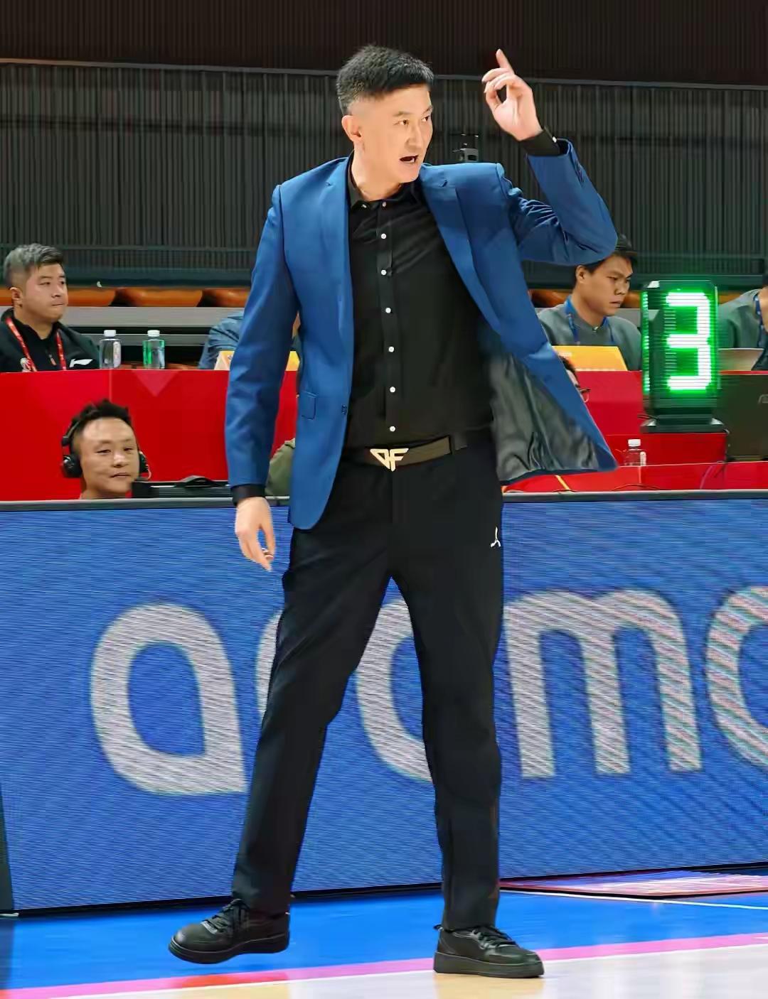 今天是前广东男篮主教练杜峰的45岁生日，祝杜导生日快乐。杜峰1981年7月30日
