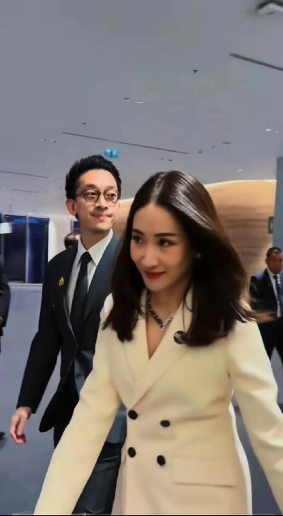 感觉萍通塔应该会成为泰国下一任的总理！历来泰国的总理，基本上都是颜值气质俱佳的，