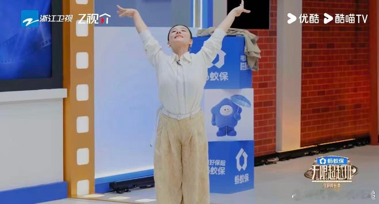 刘璇奖牌带上那一刻真绷不住了 她说自己在重现，但挂上奖牌那一刻的表情骗不了人。那