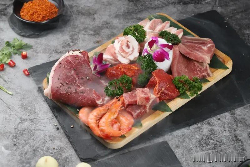 今年最难忘的美食，当属外婆冬至包的荠菜猪肉饺。外婆总说“霜打的荠菜香”，冬至前后