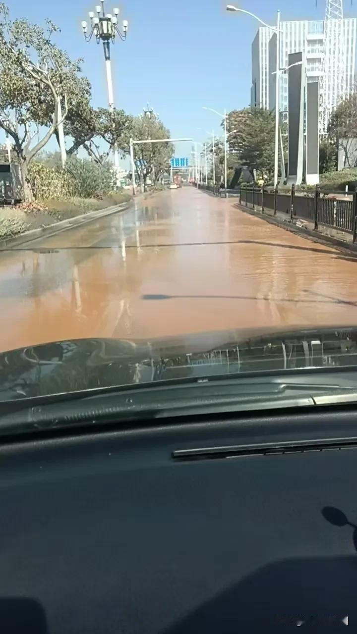 热心街坊报料，今天（1月12日）中午，黄埔丰乐北路本田厂碧山路段爆水管，自来水公