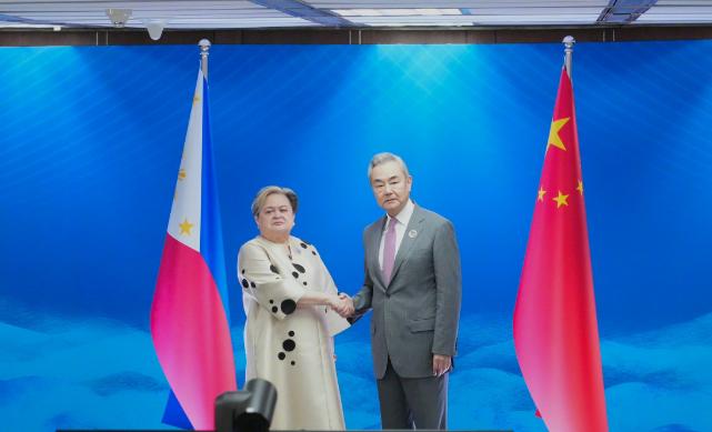 谈成了，菲律宾答应中国了。当地时间7月22日，中国外交部长王毅在马尼拉和菲律宾外