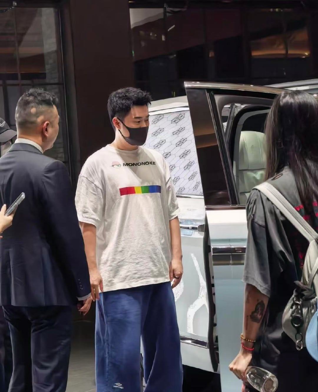 网友偶遇陈赫看车  尊界S800老车主陈赫估计要对V800下手了。和尊界MPV一