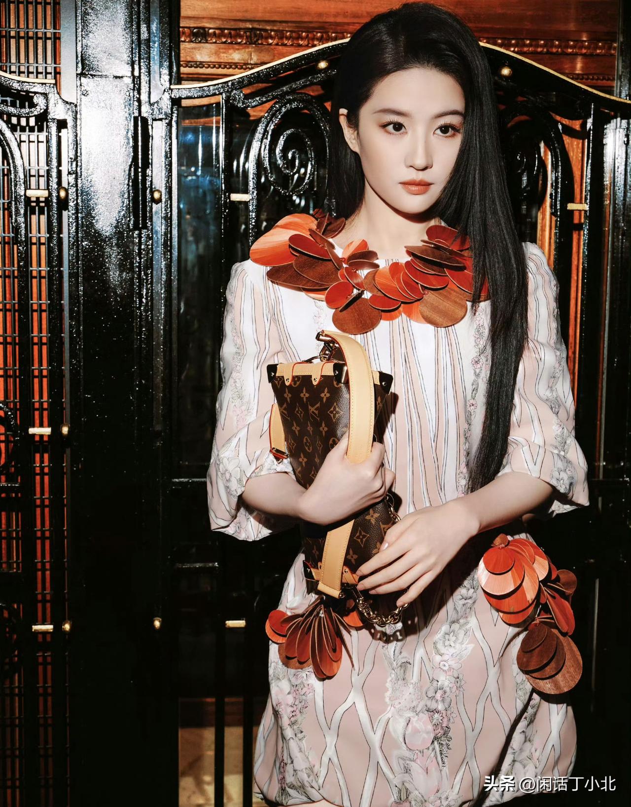 刘亦菲行走的玫瑰花造型引爆巴黎时装周！

一早，刘亦菲行走的玫瑰花词条登上热搜榜