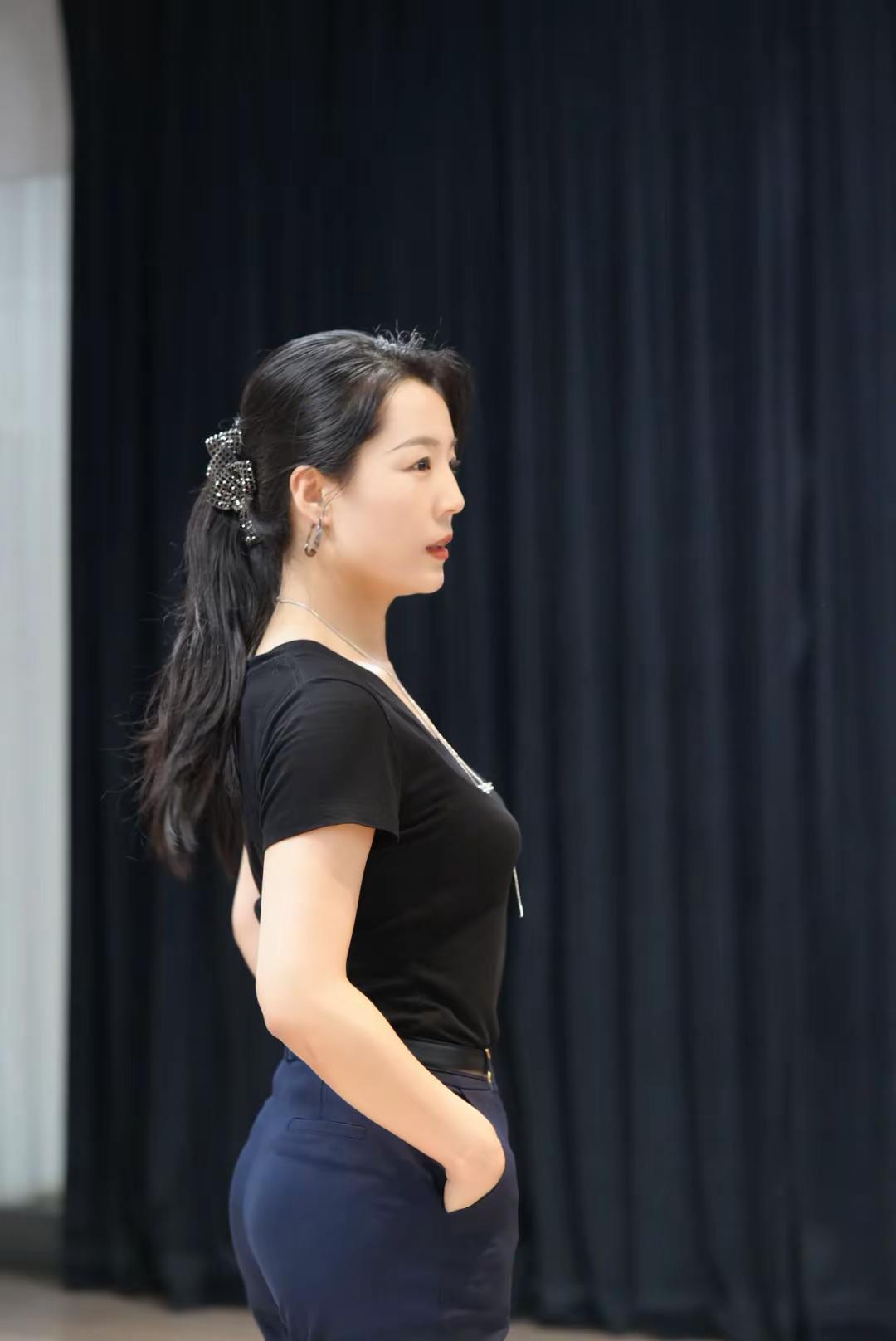正因为不够完美，才更要持续精进。努力谋生赚钱，同时修炼体态、抚平心态，借所有途径