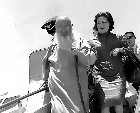 1949年，凉风习习，解放军进成都时，著名画家张大千，依靠国民党高官张群，拿到最