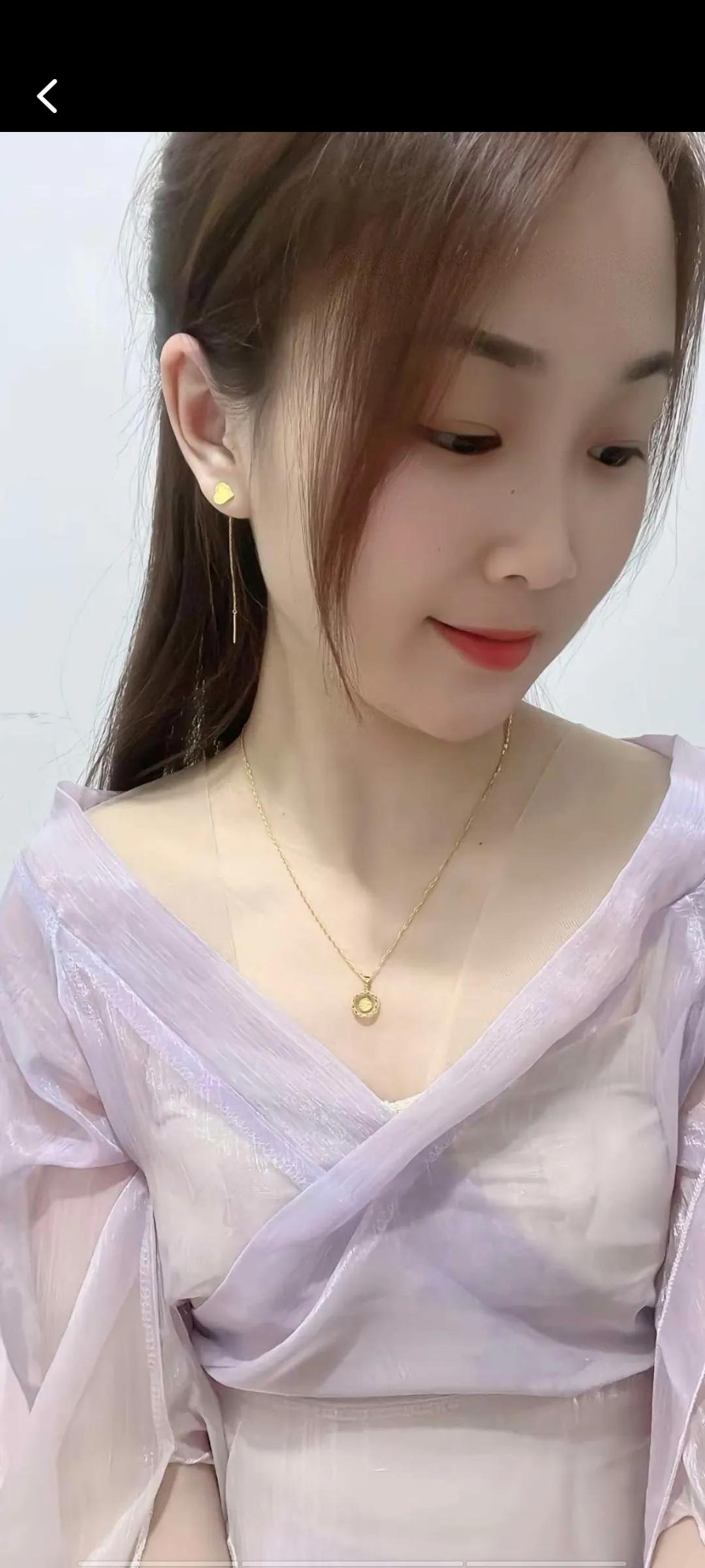 农村娶妻让人愁，
不光买车还买楼。
彩礼还要几十万，
另加三金婚礼钱。
加在一起