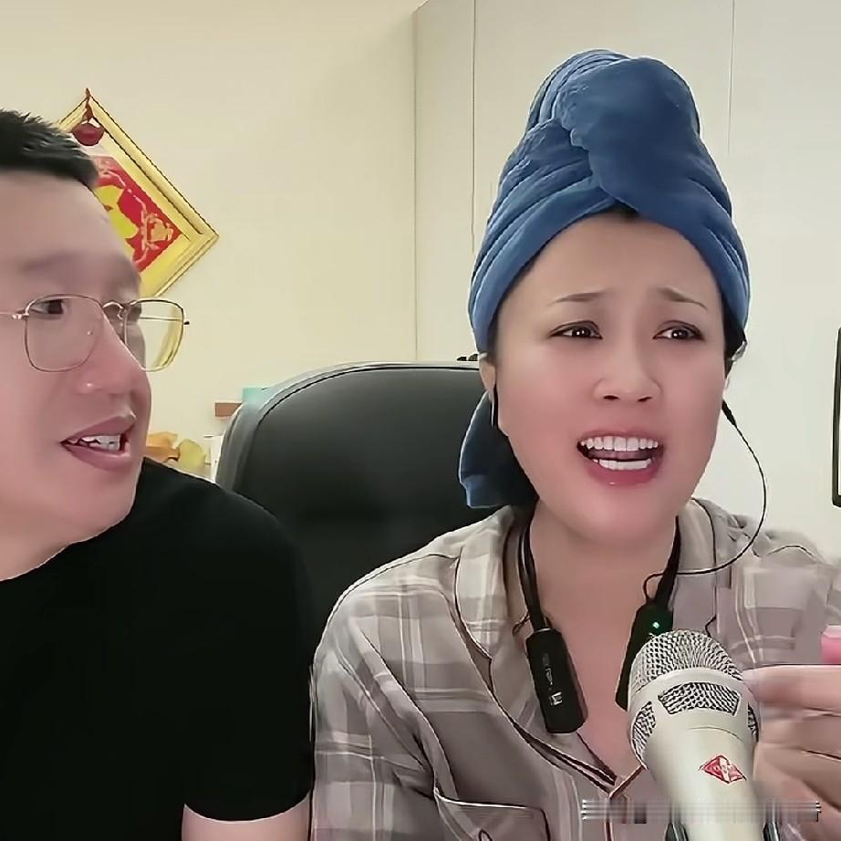 东北二人转演员王红梅与丈夫王权直播时，王红梅唱起了民间小调《十二月探妹》。她不仅