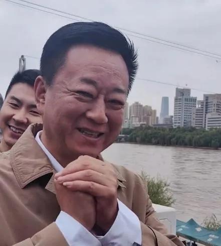 如果我不说的话，估计大部分人应该都认不出来他是谁了吧？

其实，朱军今年不过60