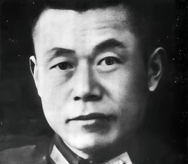 1949年，国军中将邱清泉战死沙场，他的妻子慌不择路，带着孩子们准备南逃台湾，结