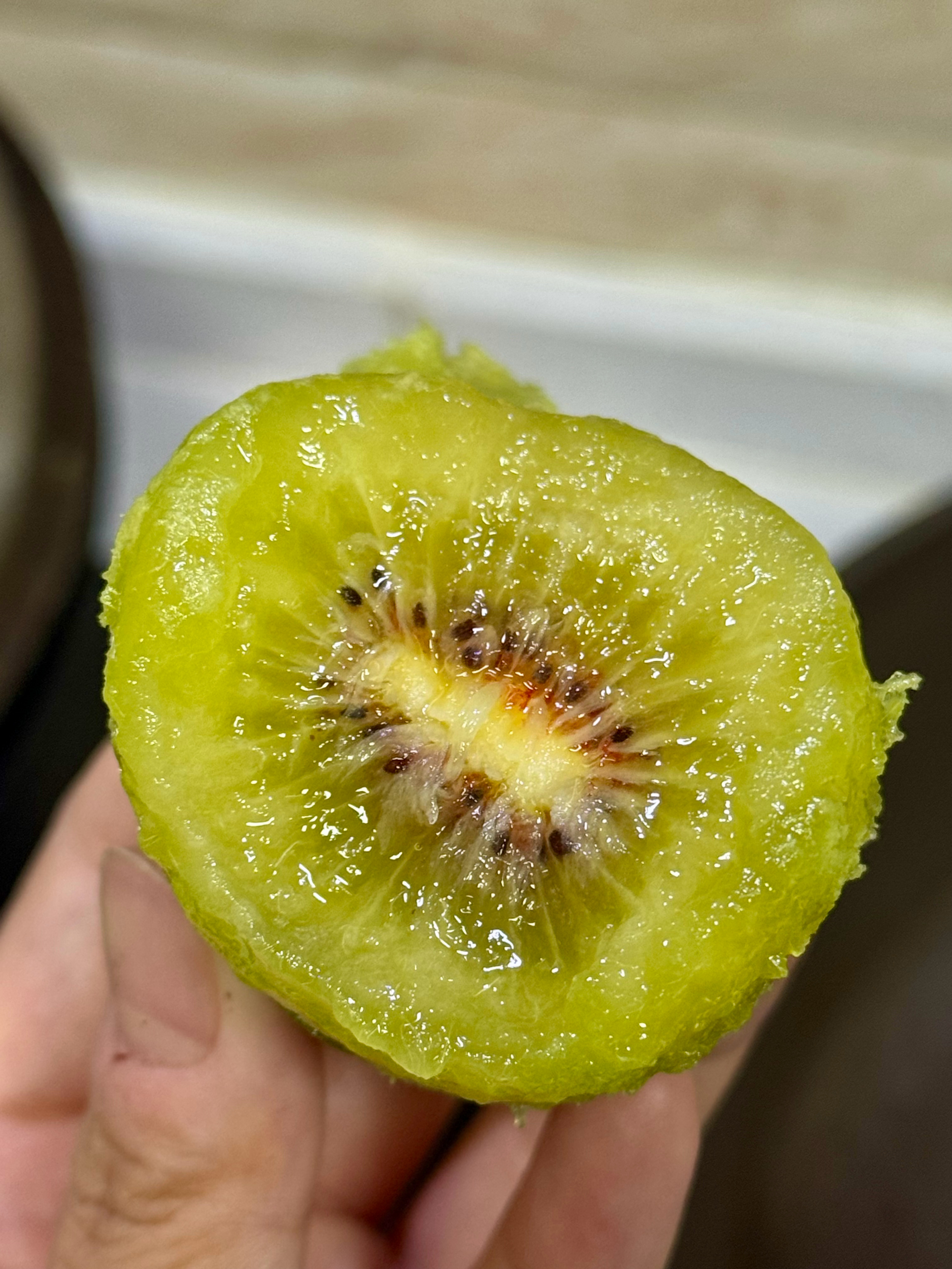 完全熟透了的蒲江红心猕猴桃，皮都可以直接扒下来。入口即化的口感！川川逛吃日常 ​