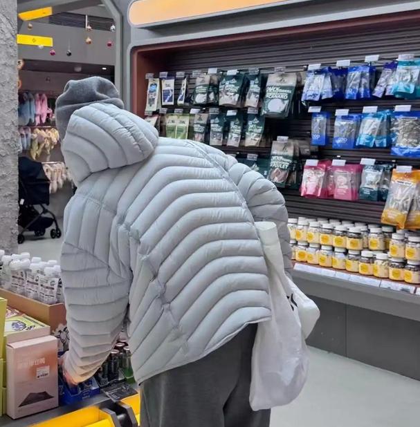 【今年冬天，你还打算买那件压箱底的厚重羽绒服吗？】当郑州11月热出新高度，我们是