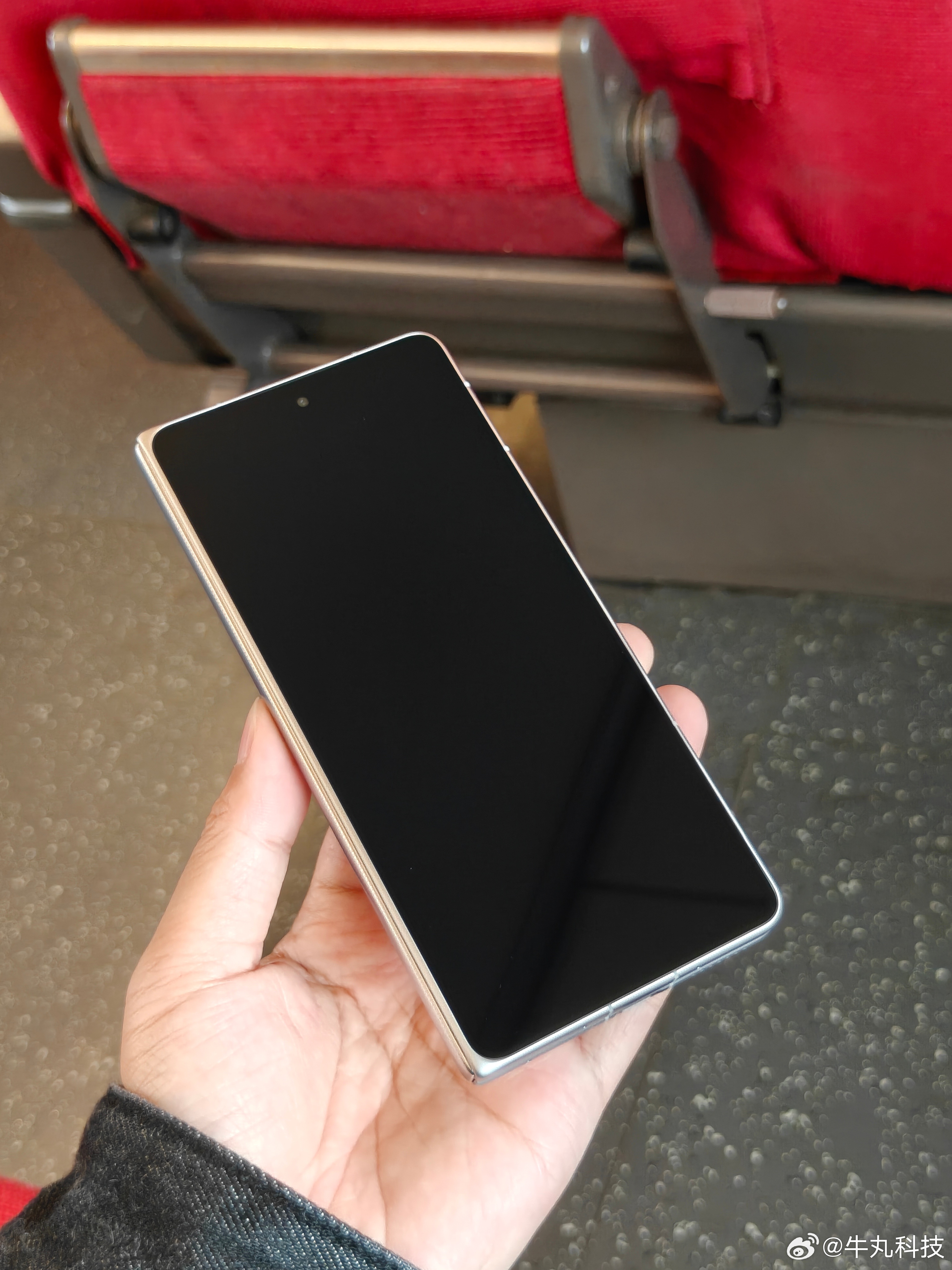 不吹牛逼，荣耀Magic V6的这块全新黑钻屏是真的很强，够黑够透够硬！耀子直接