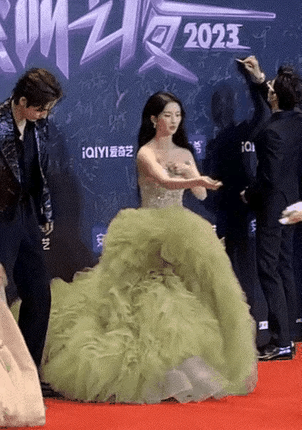 听说一开始原本定了别人来演樊娘子，还好最后没选她，看发布会现场两人的配合感，总觉