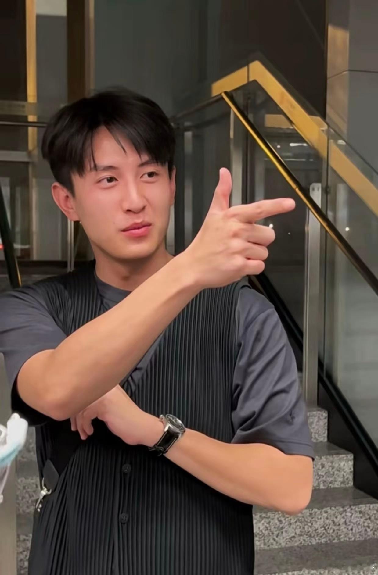 刘萧旭好老派的饭撒 谁懂这种老派浪漫！刘萧旭逐个回应观众，饭撒认真又周全，照顾到