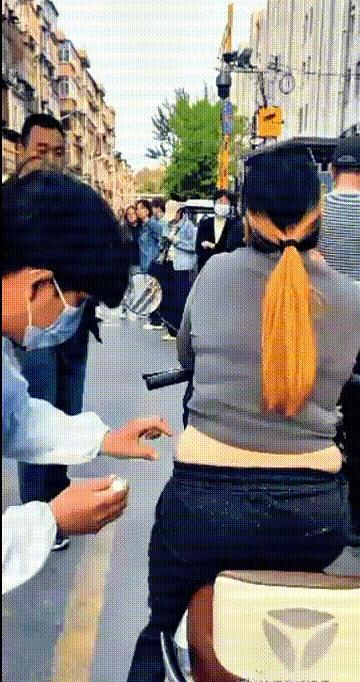 你们有过那种双手痒到想直接上手去扒拉陌生人的冲动吗？
今天挤早高峰地铁，我差点因