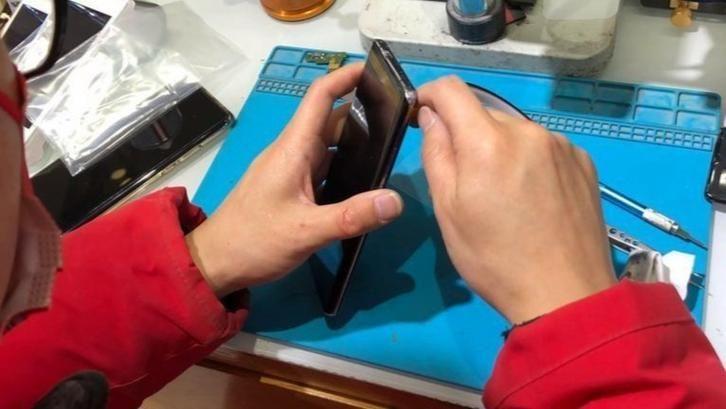 “修手机被导私密照”这事，表面看是个人隐私泄露，本质上是数字时代信任机制的崩塌。