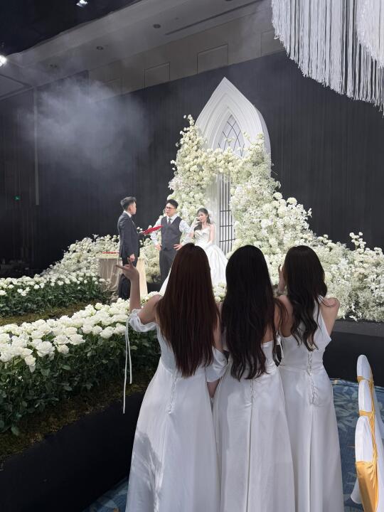 闺蜜结婚 伴娘拍照姿势怎么能丢！