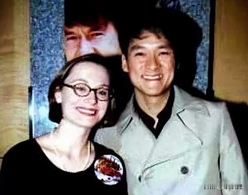 娱乐圈里，很多明星一朝爆红，就弄丢了初心、辜负了爱人。但周华健和妻子康粹兰的婚姻