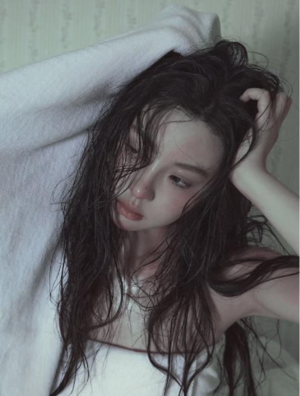 女子遭丈夫殴打后，弟弟得知情况，拿起家中的一根钢管赶到姐姐家。丈夫开门后，弟弟没