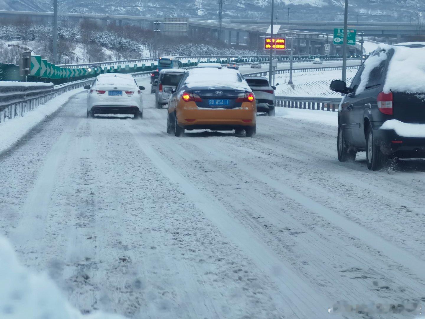 #北京下雪#六环！千万别走，很多车上坡上不来，满路都是雪，还有一帮着急作死不会开