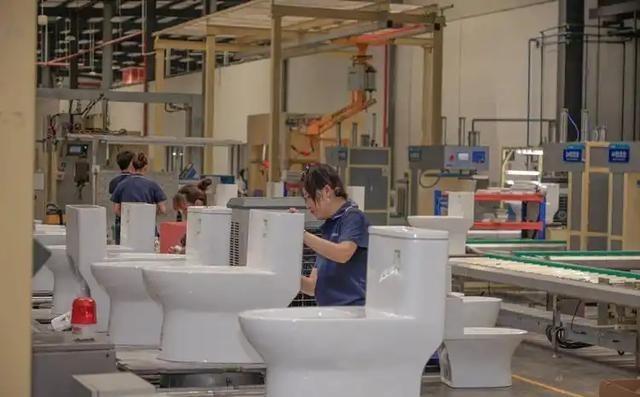 以前美国人从中国买一个马桶200美元。现在从越南买一个230美元。美国人很兴奋，