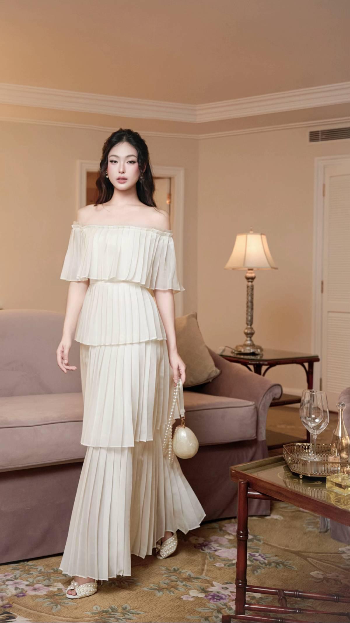 ✨把法式优雅焊在身上的一字肩百褶裙
谁能拒绝一件自带贵气感的白月光连衣裙啊！
