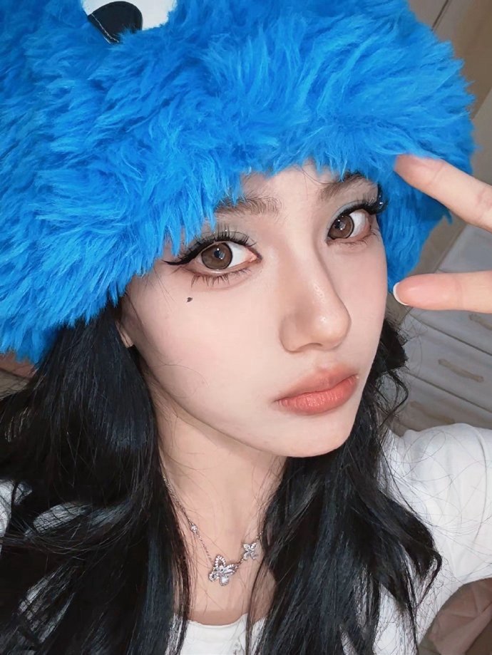 第一眼甚至以为是迪丽热巴，仿的妆容也太是那股味了 