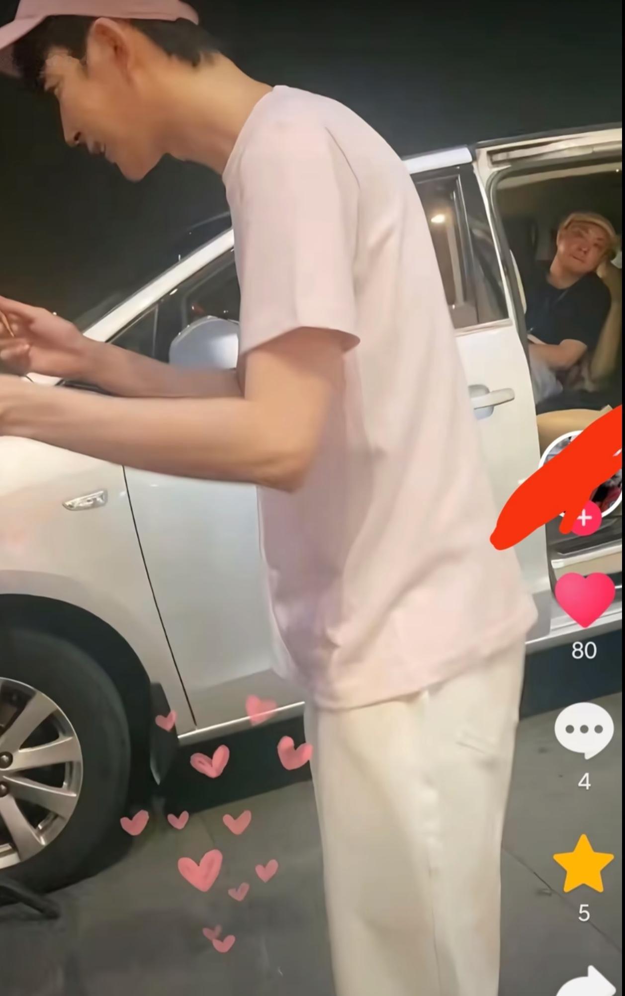 发现杜强真的很认真负责，

无论何时目光都会在自己家的艺人身上，

即便已经上车