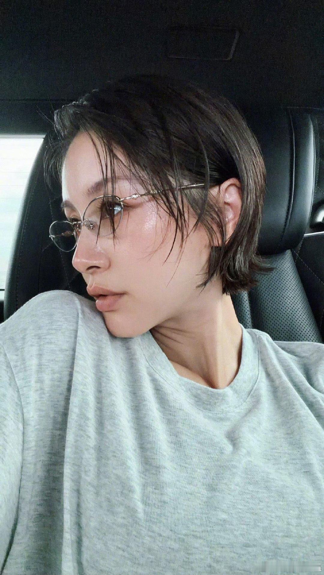 王子文剪短发了39岁王子文状态王子文剪短发了，还记得看她综艺的时候就觉得她内心很