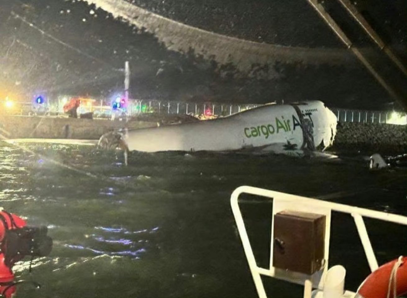 香港机场一飞机坠海啊？？货机冲出跑道又和地勤车相撞，死了两个地勤！[衰]地勤应该