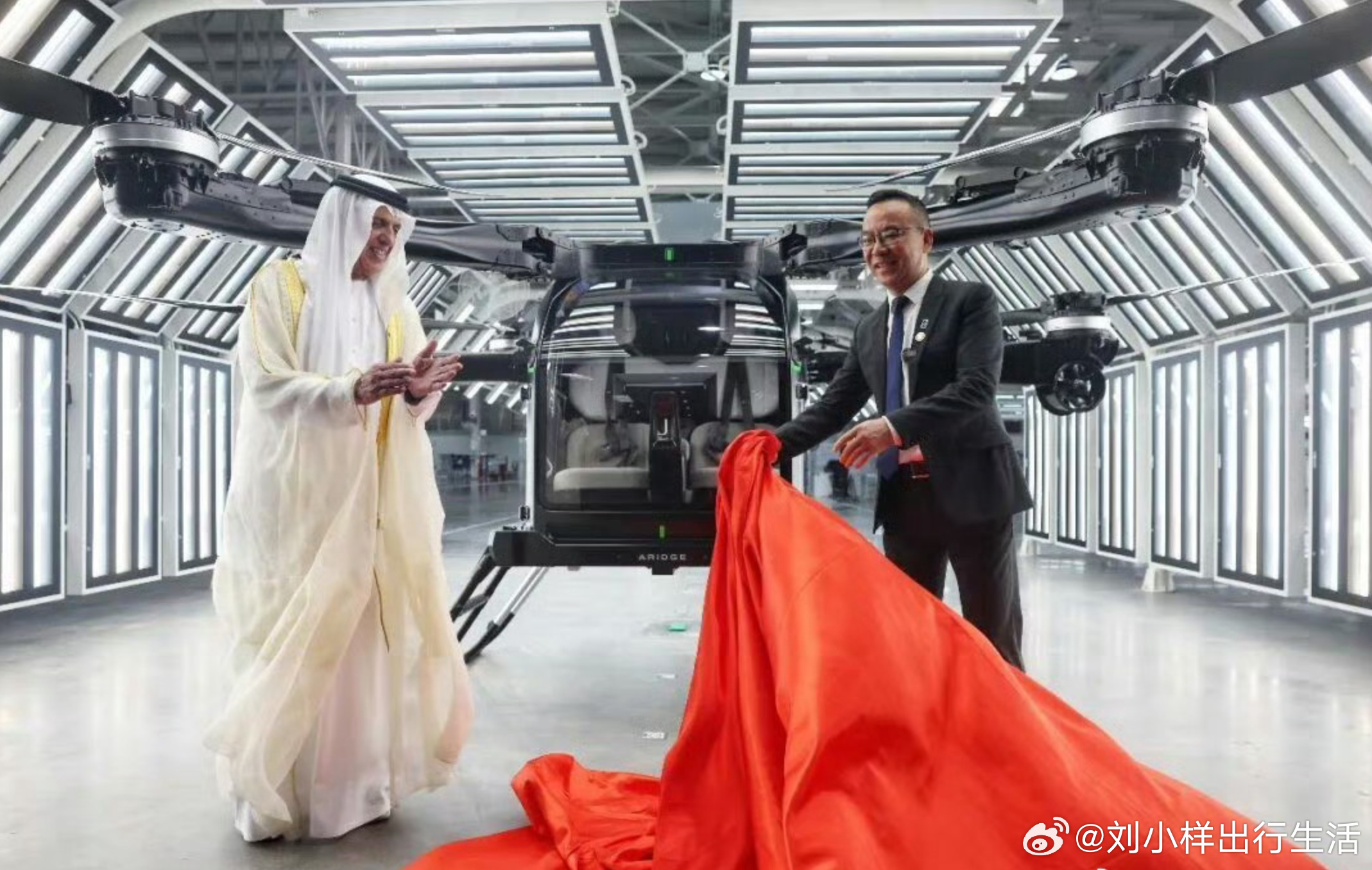 小鹏飞行汽车交付 阿联酋酋长带队自提小鹏飞行汽车 飞行汽车真交付了！阿联酋酋长亲