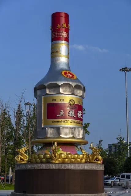 什么样的白酒适合收藏？这得看您的目的。要是想升值，得下不少功夫。
大品牌是关键，
