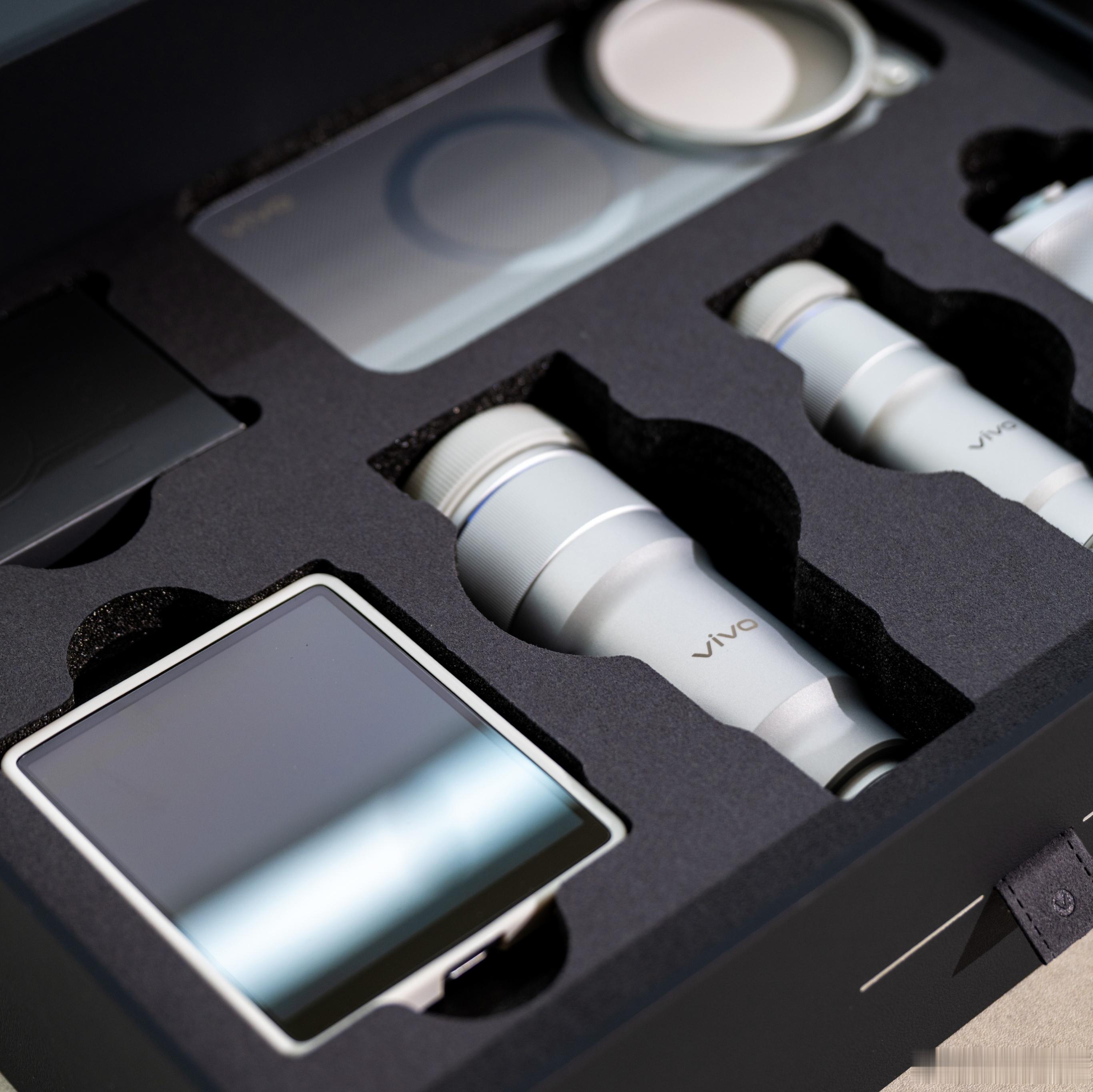 vivo vivo X500发布会要上的产品不少。手机、手表、耳机、增距镜还有兔