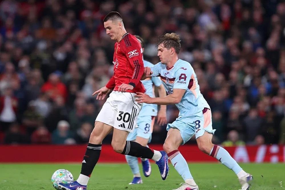 英超第34轮今天凌晨战罢，曼联2-1战胜布伦特福德，基本可以锁定欧冠资格。身后的