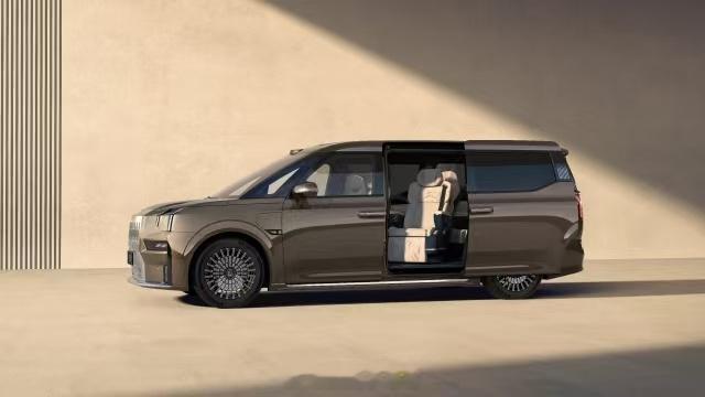 焕新极氪009标杆野心：从商务王座到家庭旗舰，双轨垄断高端MPV。连续两年蝉联4