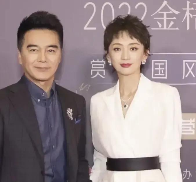 别说他花心，许亚军这是在学着爱？

他结过四次婚。
第一段，是和黄建萍，终结于对