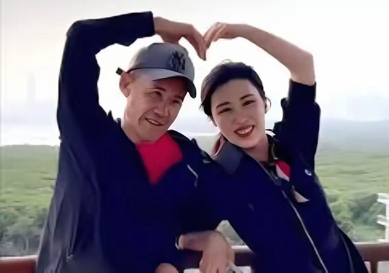 现在很多人开始同情王石了，觉得王石可怜，被娇妻各种嫌弃，毕竟年龄摆在那边。
年龄