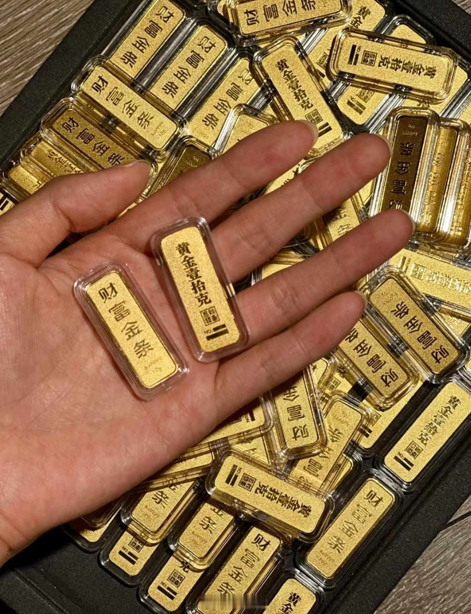 黄金 今日金价 1010+，金饰也涨到 1400+ 了。受影响最大的就是金店了。