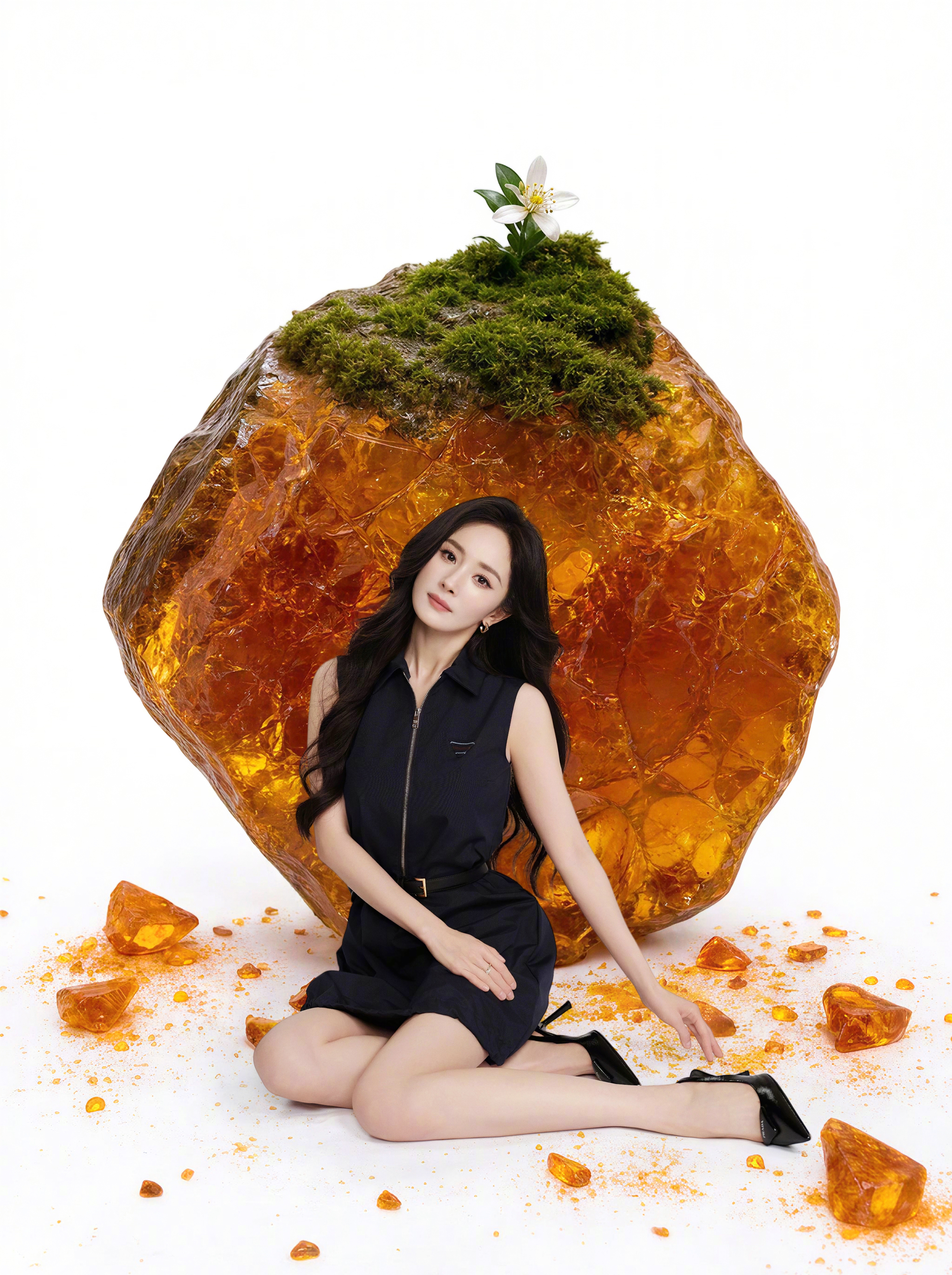 杨幂 in PRADA普拉达香水美妆直播活动造型，时装 & 香氛双线代言人带来全
