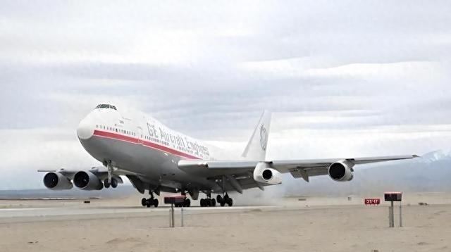 中国飞机被扣在俄罗斯！公开资料显示，目前至少有27架中国商用飞机滞留在俄罗斯，说