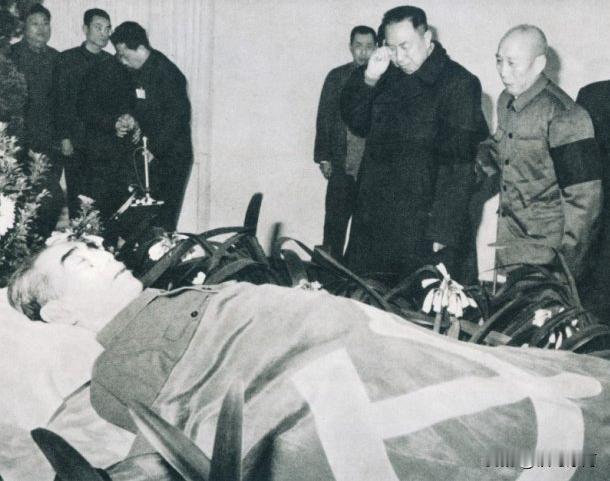 🍁一生呕心沥血，周总理此刻终于可以休息了！
他静静安卧，身上覆盖着鲜红的党旗，
