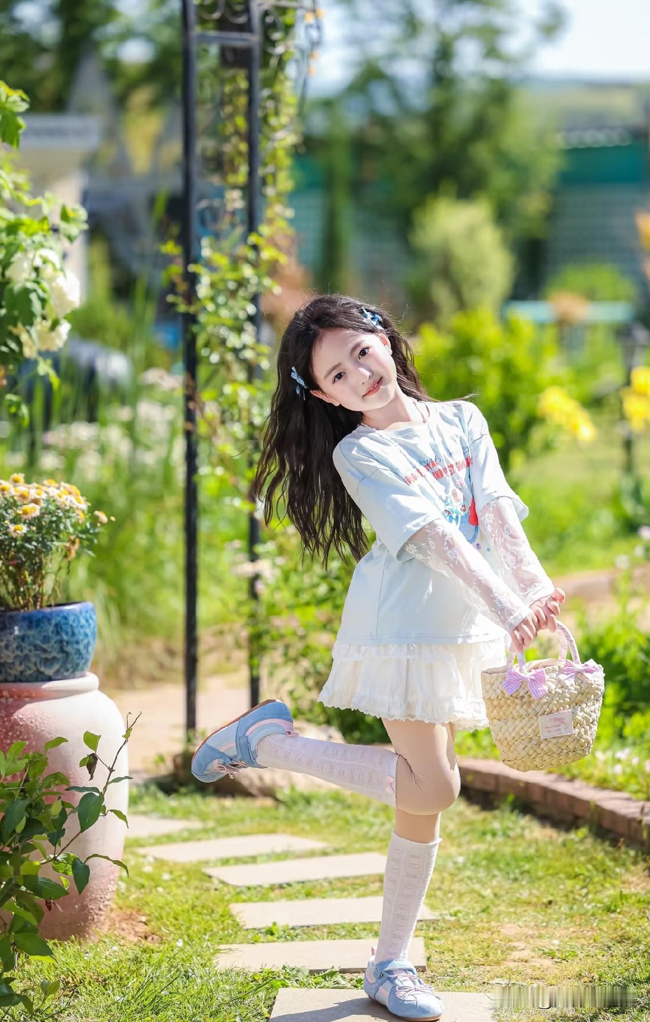 一个可爱的女孩在花园里玩耍。
