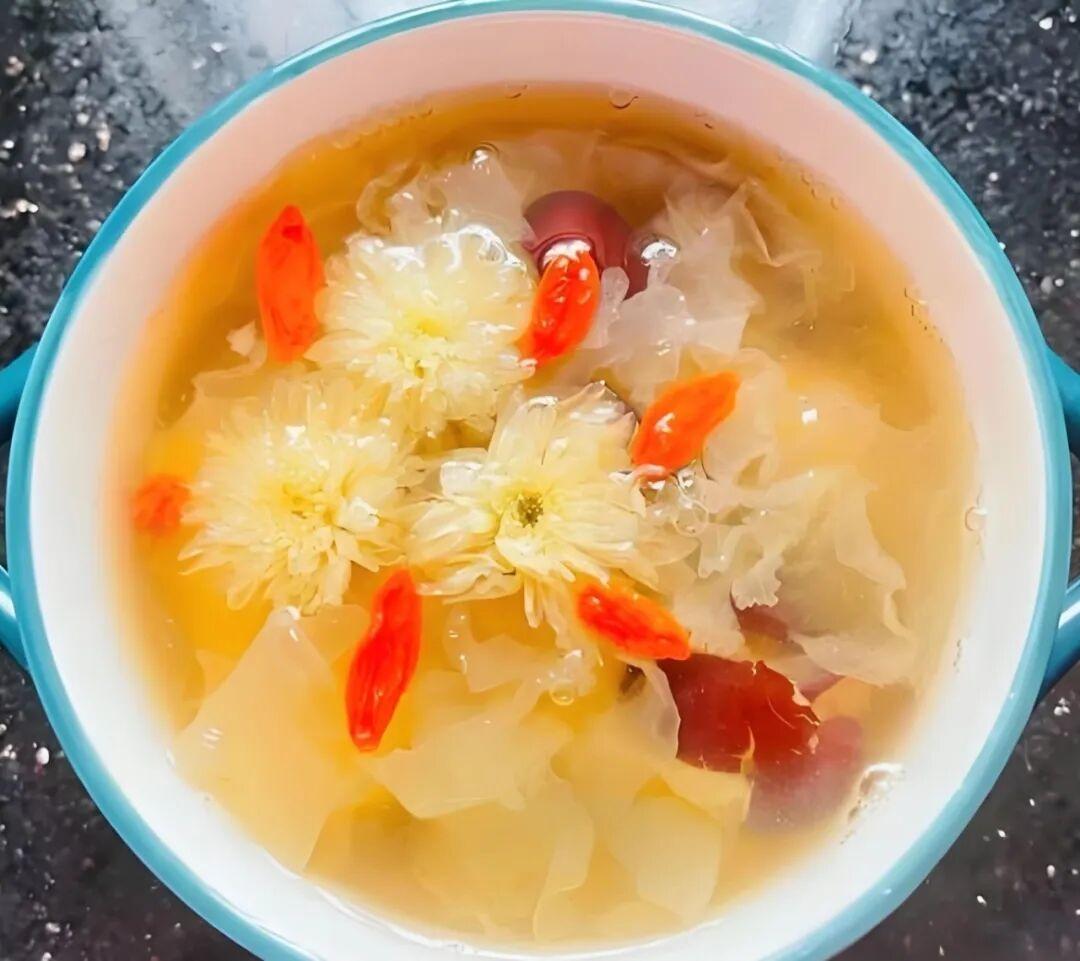 换季头疼上火别乱喝凉茶！中老年专属菊花银耳粥，清热不伤脾胃
 
换季天气忽冷忽热