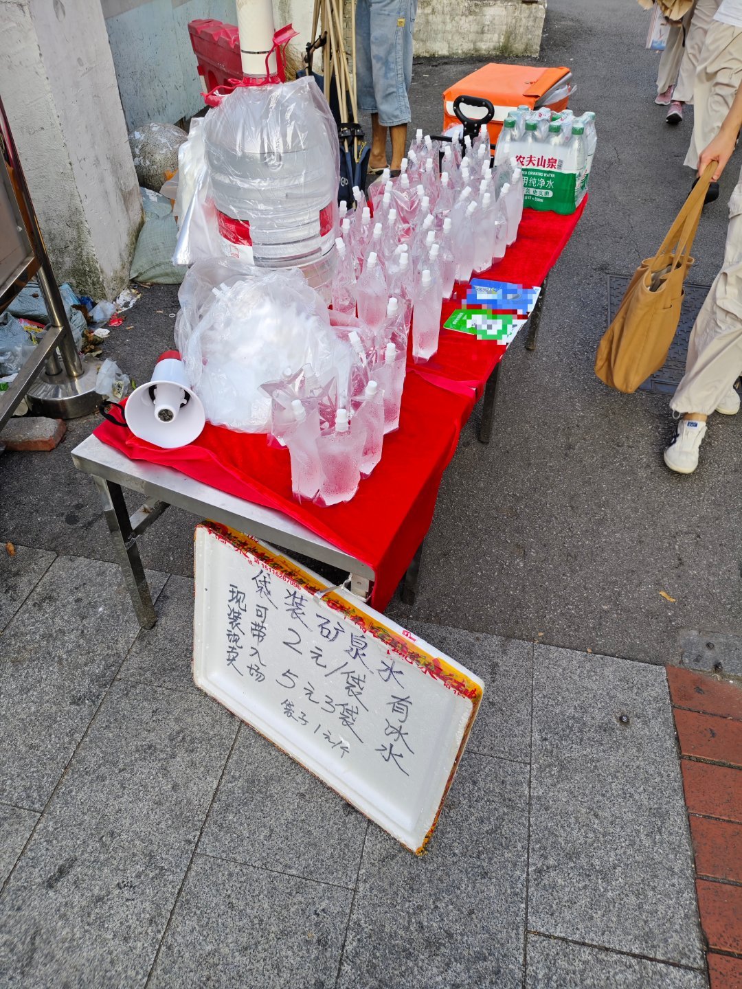 长沙球赛这是不准带瓶子进去了？我记得之前没有这种摊的，难道是被前几天的徽BA刺激