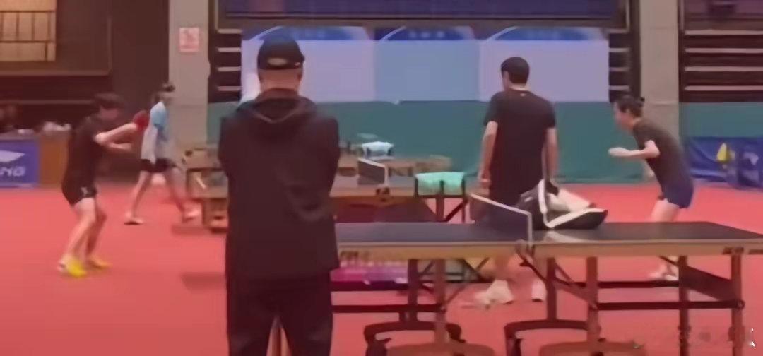 孙颖莎最新训练画面​画面中她和何卓佳一起在训练，莎莎一直在反复的练习自己的正反手