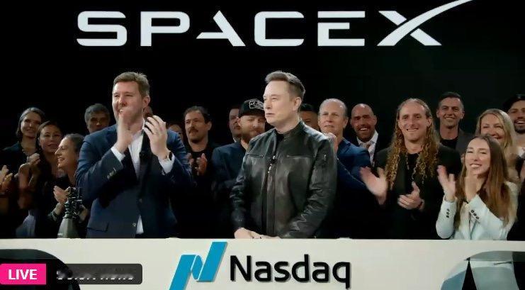 SpaceX高管现身纳斯达克敲钟，马斯克没去纽约，他在得州同步庆贺SpaceX上